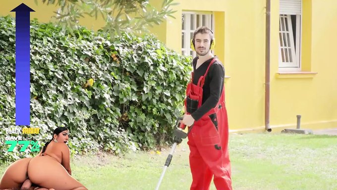 Sara Retali Ve Sara Diamante, Jordi'Yi Karşı Konulmaz Kıvrımları Ve Cesur Kıyafetleriyle Baştan Çıkarıyorlar