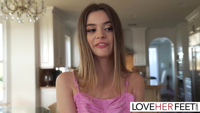 Chanel Camryn Ve Kız Arkadaşı, Erotik Bir Üçlüde Bdsm Unsurlarıyla Ayak Işi Yapıyor.