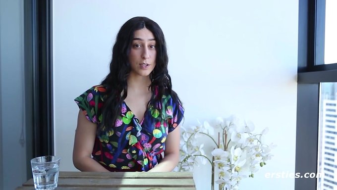 Violet'In Seks Oyuncakları Ve Kendini Tatminle Ilk Deneyimi.