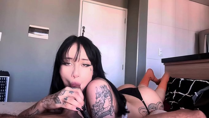 Amberzinha, Çarpıcı Bir Gotik Güzellik, Harika Bir Blowjob Veriyor Ve Bu Ücretsiz Porno Videoda Iki Kez Boşalıyor.