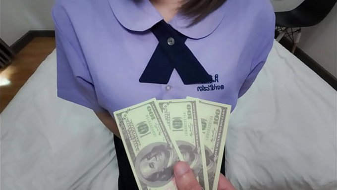 Bir Okul Kızı, 500 Yen Karşılığında Bir Yabancıyla Seks Yapmayı Kabul Etti.