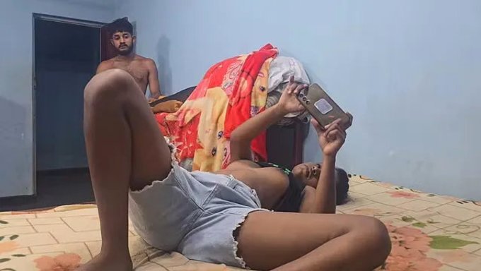 Üvey Kız Kardeşim Bana Romantik Hint Porno Fantezilerini Göstermeme Izin Veriyor.