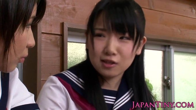 Japon Okul Kızları Sıcak Bir Üçlüde Bir Penis Paylaşıyorlar