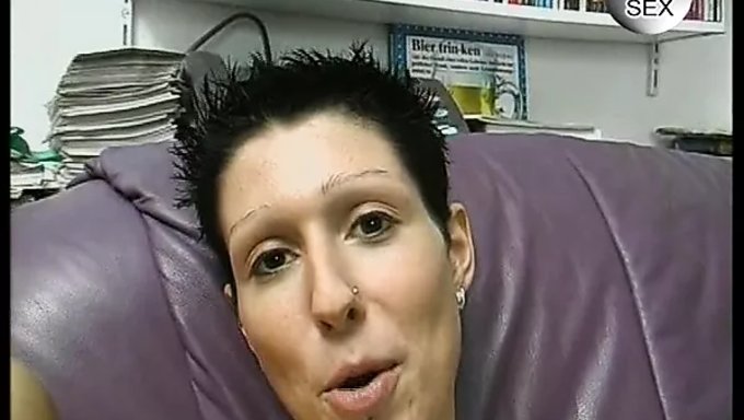 18+ Genç, Dildo Ile Cowgirl Seksin Tadını Çıkarıyor