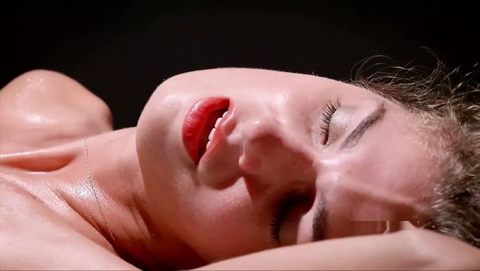 Charlotta Ile Kadın Zevkinin Fiziğini Deneyimlemek