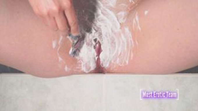 18+ Genç Banyoda Mastürbasyon Yapıyor Ve Işeyor