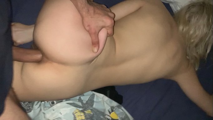 Bu Amatör Videoda Büyük Bir Yarak Tarafından Mastürbasyon Yaparken Ve Sikişirken Izleyin