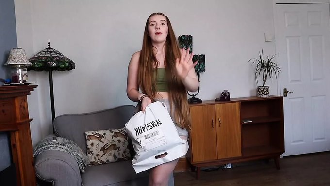 Seksi Tayt Giyen Muhteşem Bir Kızla Ayak Fetişi Eğlencesi
