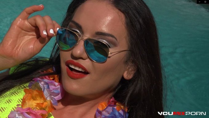 Bu Moda Videosunda Genç Kız (18+) Poposunu Siktiriyor