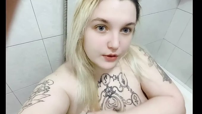 Göğüslü Bebek Yarrağı Emiyor Ve Kendini Parmaklıyor