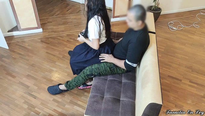 Video Oyunu Oynayan Genç Kızın Masumiyetinden Yaşlı Adam Faydalanıyor