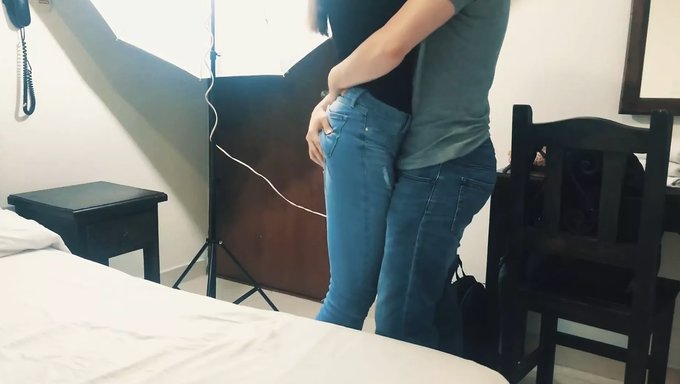 18+ Yaşındaki Sarışın, Bir Yurt Odasında Yakalandıktan Sonra Doğal Bir Creampie Alıyor