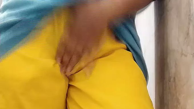 Baştan Çıkarıcı Asyalı Güzellik, Göbeğiyle Sıcak Bir Banyo Yapıyor