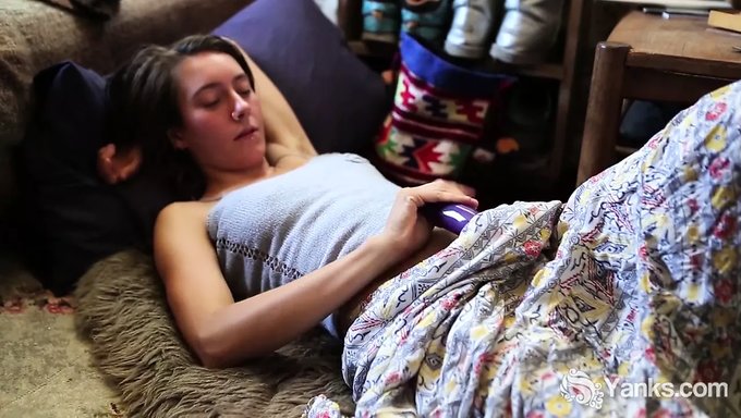 Roe'Nun Penis Oyun Zamanı Bir Kızla Mastürbasyon Yaparken