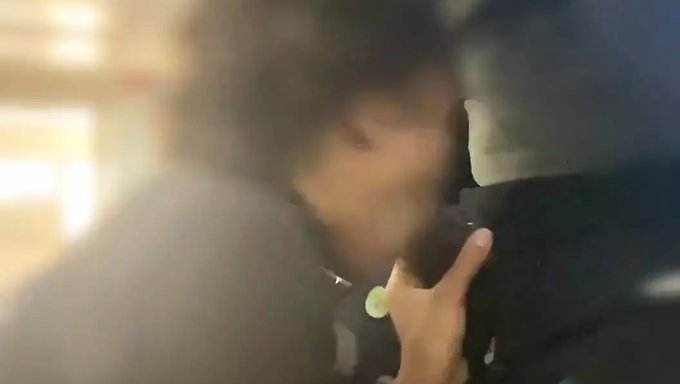 Siyah Bebek, Bir Bar Taburesinde Derin Bir Boğaz Sakso Alıyor