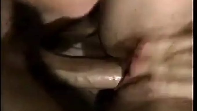 Iki Güzel Milf, Tüylü Amcıklarıyla Kaslı Bir Erkekle Sert Seksin Tadını Çıkarıyor
