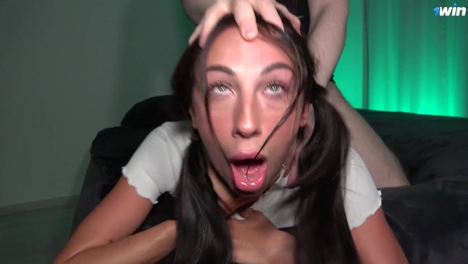 Tiktok Influencer'I Alison, Zevk Teslimiyetinde Sırtını Uçuruyor.