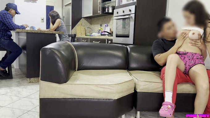Istenilen Genç Kendi Yaşlı Erkeğiyle Samimi Olurken Babasının Ortaklarını Baştan Çıkardı