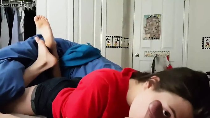 Sevimli Amatör, Spermleri Yutmadan Önce Bir Sakso Çekiyor.