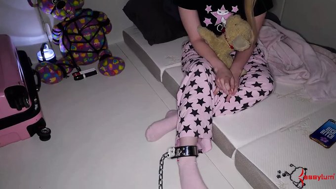 Büyük Göğüslü Ve Yüzüne Boşalan Bdsm Genç Kızın Sıkı Götü Dolu