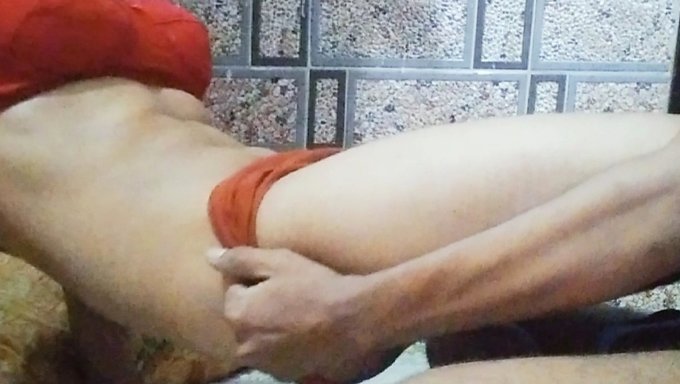 18 Yaşındaki Hintli Sarışın Kendi Başına Alıyor