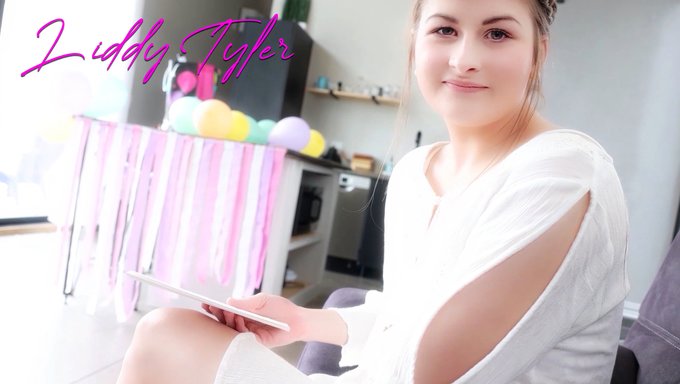 18 Yaşındaki Liddy Tyler, Üvey Babası Tarafından Sıkı Götü Geriliyor