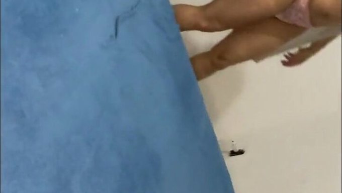 Olgun Milf, Seks Becerilerini Sergiliyor Ve Boşalıyor