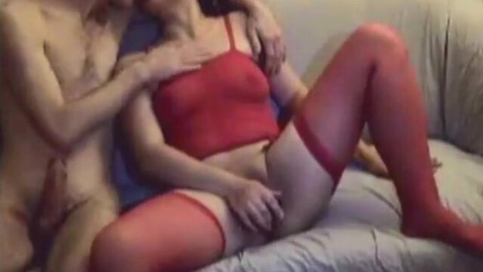 Azgın Bir Kızın Nüfuz Edildiği Ve Sert Bir Şekilde Boşaldığı Ev Yapımı Bir Video