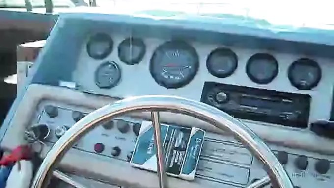 Büyük Göğüslü Kadın Bir Teknede Sakso Çekiyor