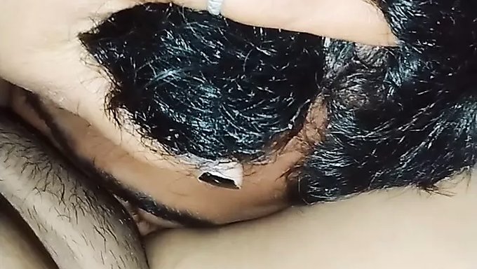 Desi Kızı Bu Sıcak Videoda Dilimle Tahrik Oluyor