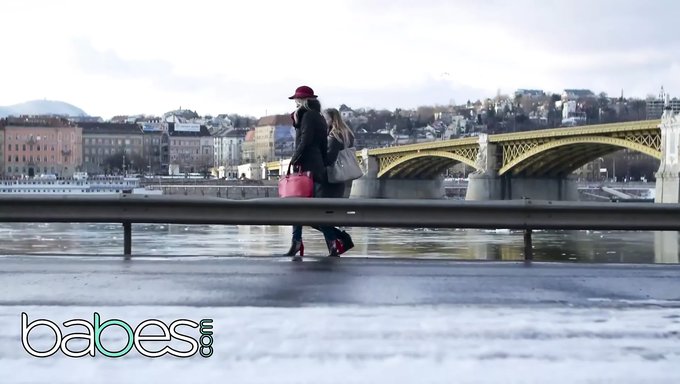 Alexa Tomas Ve Cherry, Üvey Anne Dersinde Haley Hill'In Büyük Göğüslerini Öpüyorlar