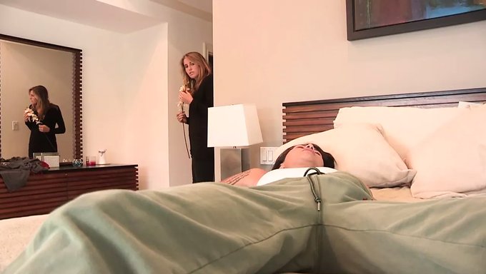 Lezbiyen Vespoli Ve Kara, Amcıklarıyla Daha Fazla Zevke Dalıyorlar