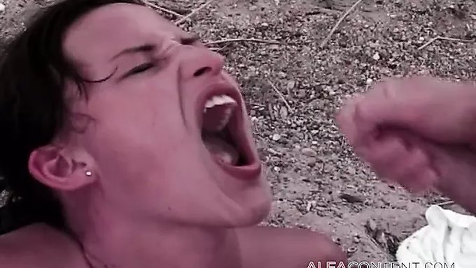 Genç (18+) Açık Alanda Yüzüne Sert Bir Şekilde Sikiliyor Ve Beceriliyor