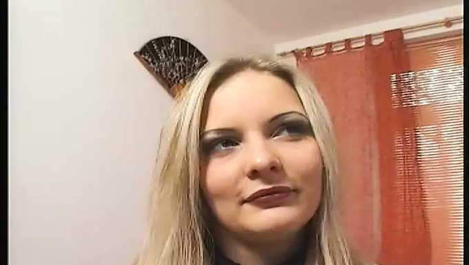 Büyük Meme Uçları Ve Küçük Bir Poposu Olan Bir Genci (18+) Becermek