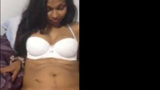 Hintli Milf, Web Kamerasında Dildo Ile Tek Başına Oyunun Tadını Çıkarıyor