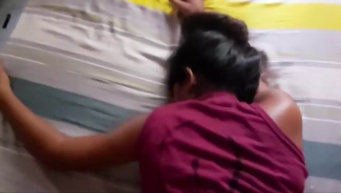 Desi Genç Sri Lanka Yatak Odasında Yaramaz Oluyor