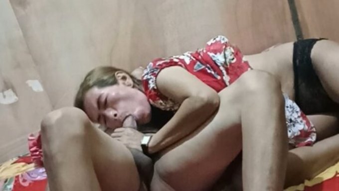 Amatör Hintli Milf Sakso Çekiyor Ve Sıvı Fışkırtıyor