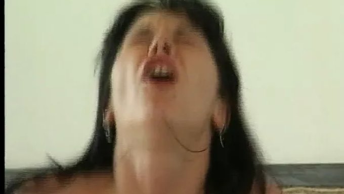 Acil Milf Retro Bir Orgide Sakso Çekiyor