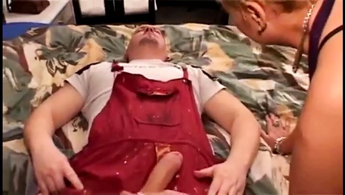 Macar Büyükanne, Götünü Sert Bir Şekilde Siktiriyor