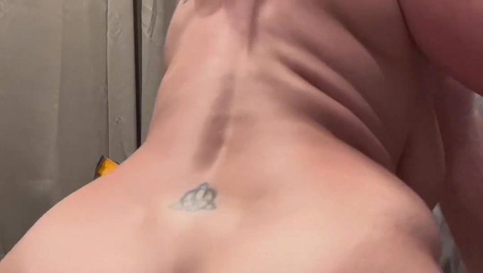 Karımın Büyük Doğal Göğüsleri Dildoyu Becerirken Hopluyor Ve Benim Yarrağımı Emiyor