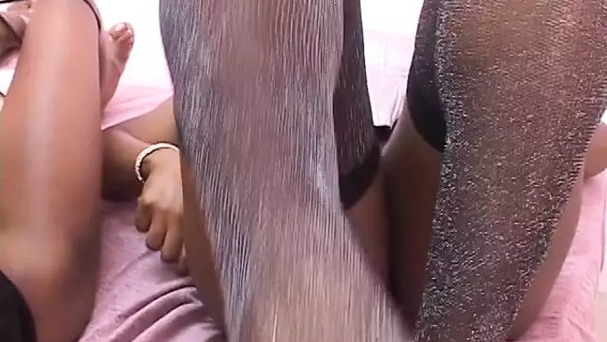 Lezbiyen Siyah Kızlar Birbirlerinin Amını Yalar Ve Dildo Kullanır