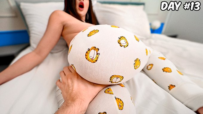Genç Esmer Candy Love, Ilk Grup Sekste Sert Seks Keşfediyor