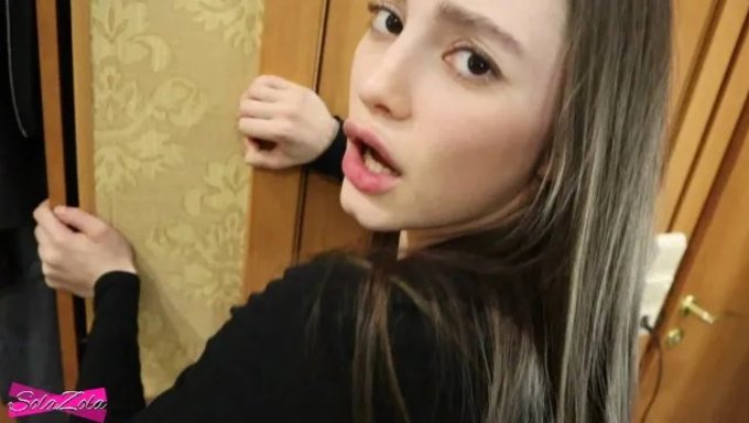 Minyon Genç Kızın Doyumsuz Seks Ve Oral Zevk Arzusu