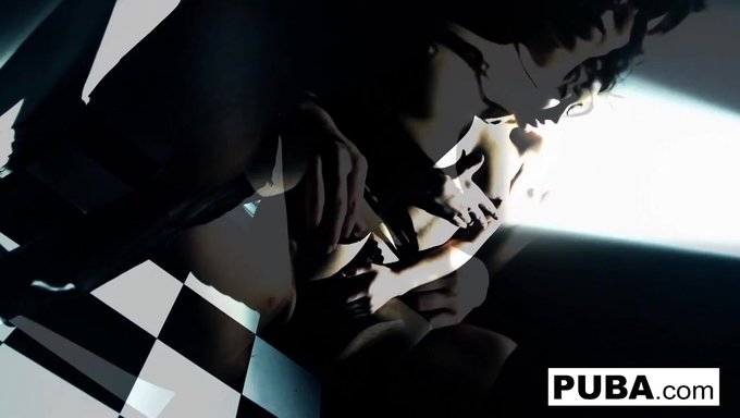 Çarpıcı Esmer Dani Daniels, Büyük Doğal Varlıklarıyla Kendini Tatmin Ediyor.