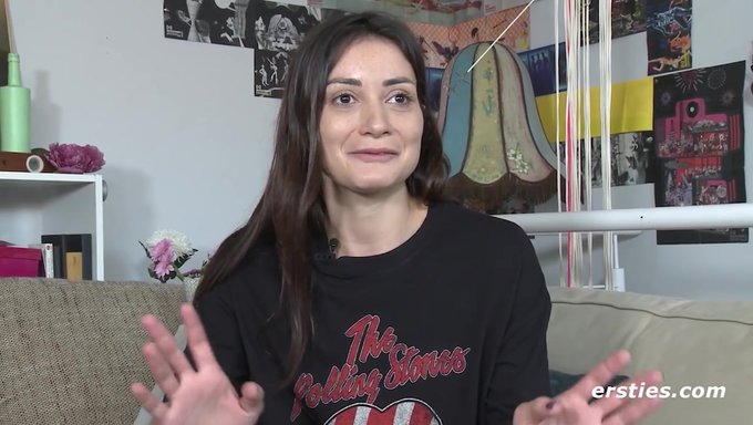 Ilk Deneyim - Valentina, Italyan Güzeli, Sihirli Değneği Amını Okşarken Yüksek Sesle Inliyor
