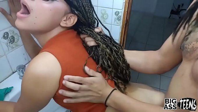 Üvey Kız Kardeşimle Işi Sıkı Tuttuk, Onun Götü De Büyük.
