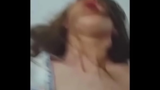 Bir Arkadaş, Kocasının Karısını Otel Odasında Sikişiyor.