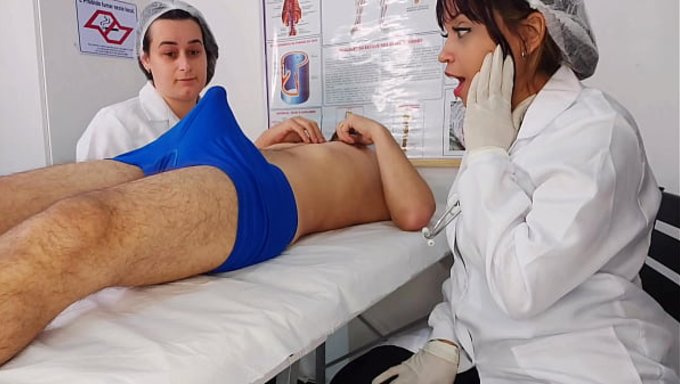 Iki Güzel Hemşire, Hastanın Etkileyici Aletiyle Şaşkına Döndü.