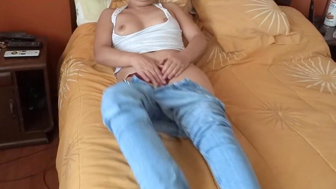Gerçek Bir Amatör Milf Aşağı Iniyor Ve Kirli
