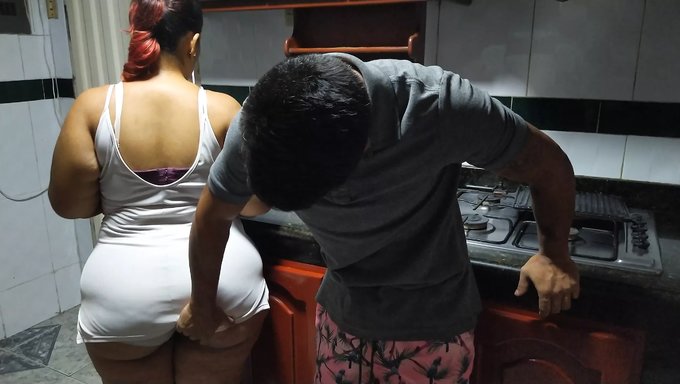Büyük Popolu Latin Bir Kadının Ağzına Dolu Dolu Verdiği Pov Videosu